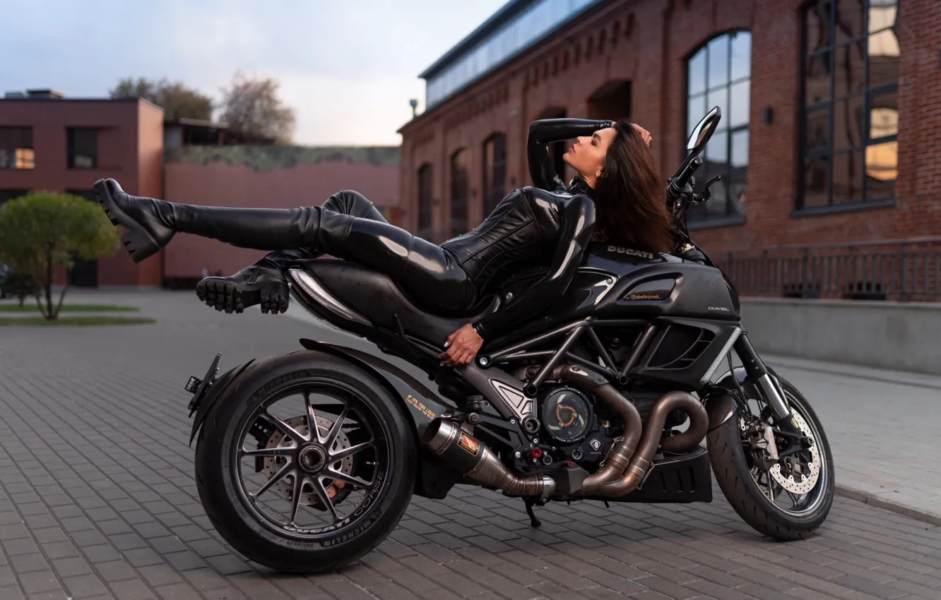 Фото обои девушка, поза, ноги, сапоги, мотоцикл, латекс, Ducati, Илья Пистолетов