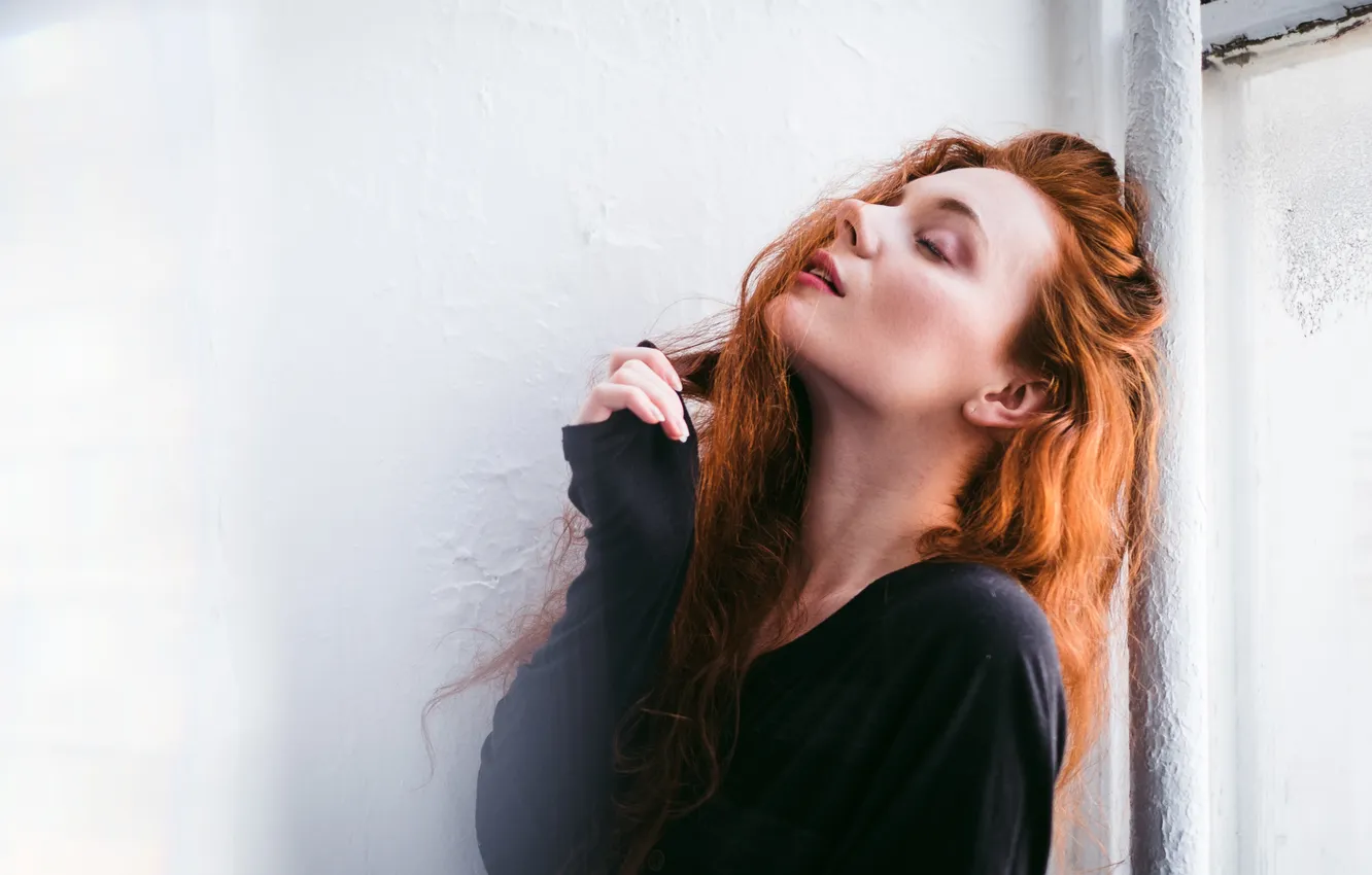 Фото обои девушка, поза, рыжая