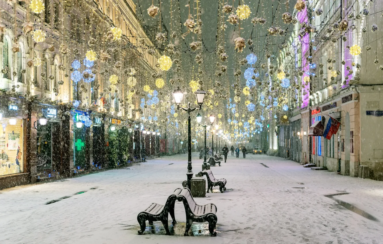 Фото обои зима, снег, улица, фонари, Москва, гирлянда