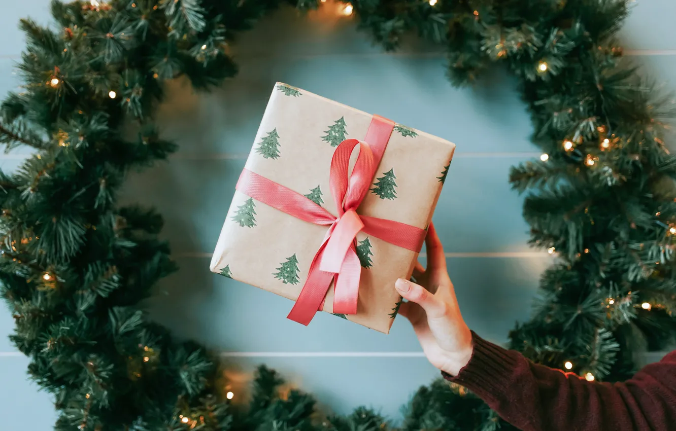 Фото обои ветки, стена, праздник, коробка, подарок, рука, огоньки, Рождество