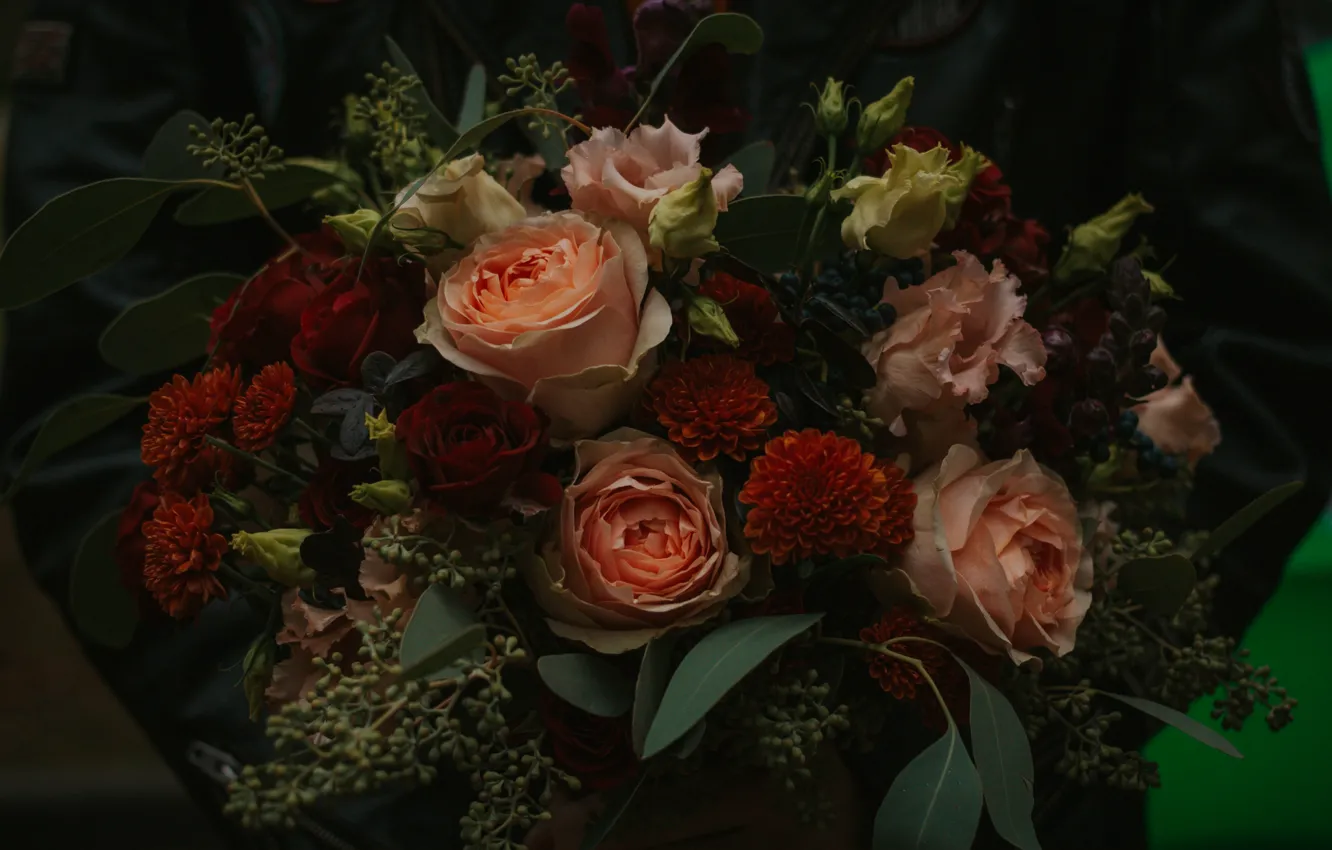Фото обои листья, темный фон, подарок, розы, букет, красные, мужчина, оранжевые