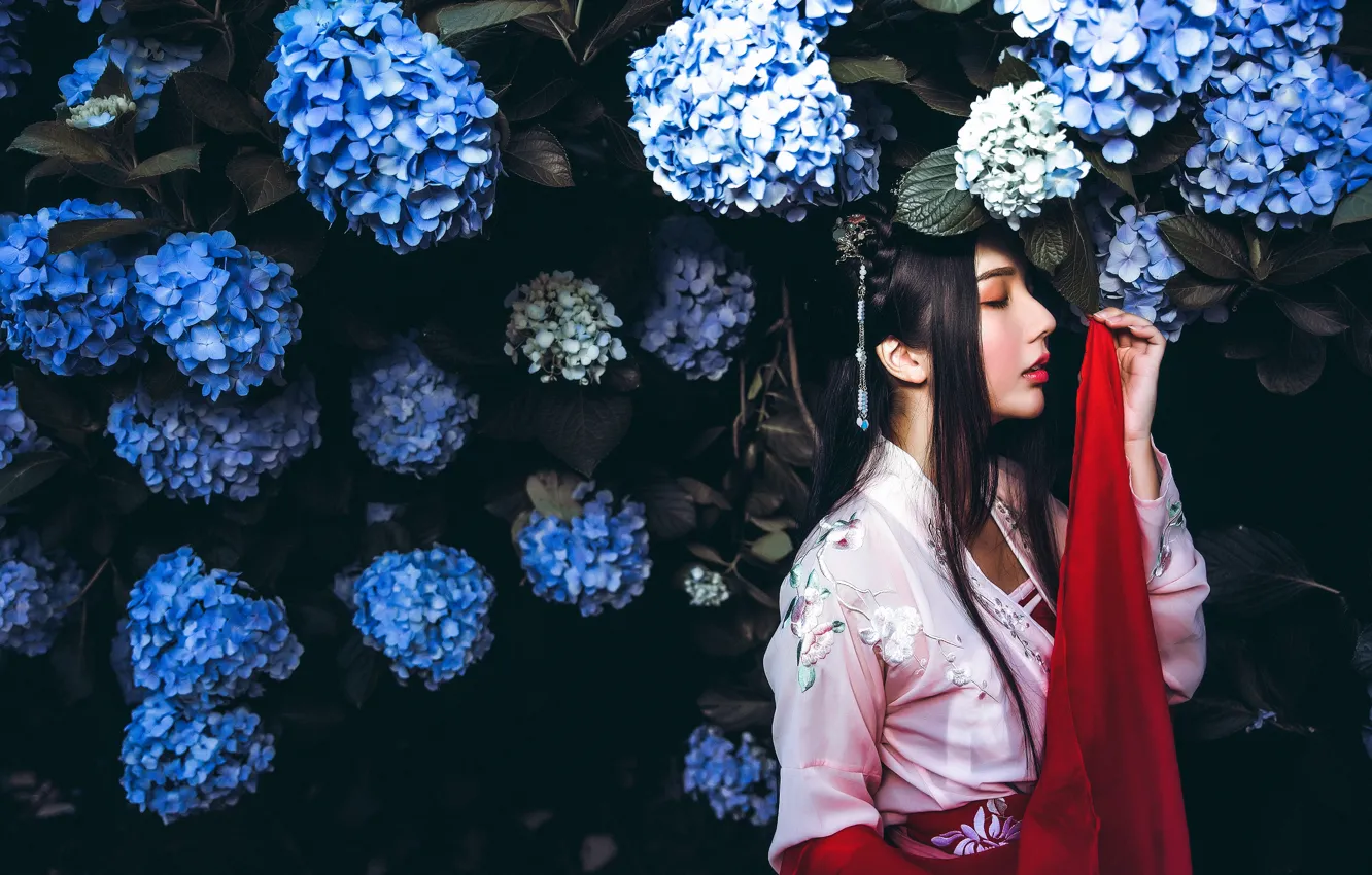 Фото обои девушка, цветы, темный фон, красное, сад, платье, брюнетка, голубые