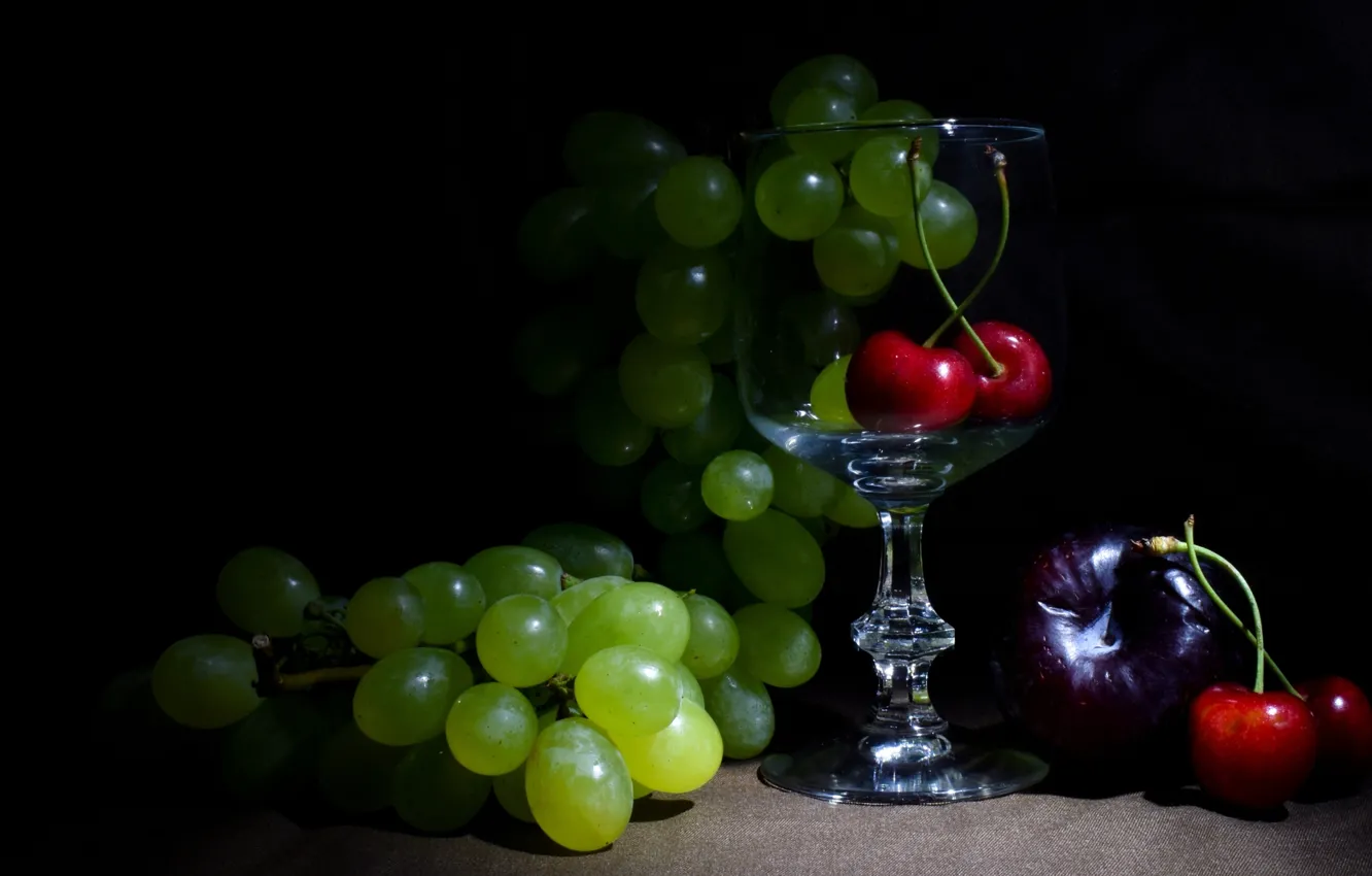 Фото обои темный фон, бокал, виноград, ткань, фрукты, натюрморт, черешня, инжир