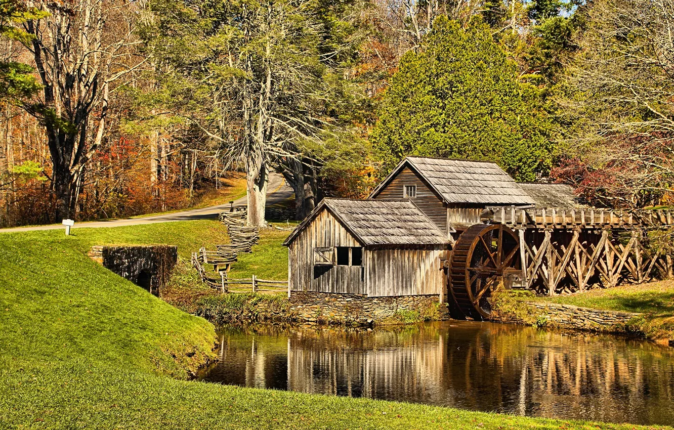 Фото обои дорога, осень, трава, солнце, деревья, мельница, США, речка