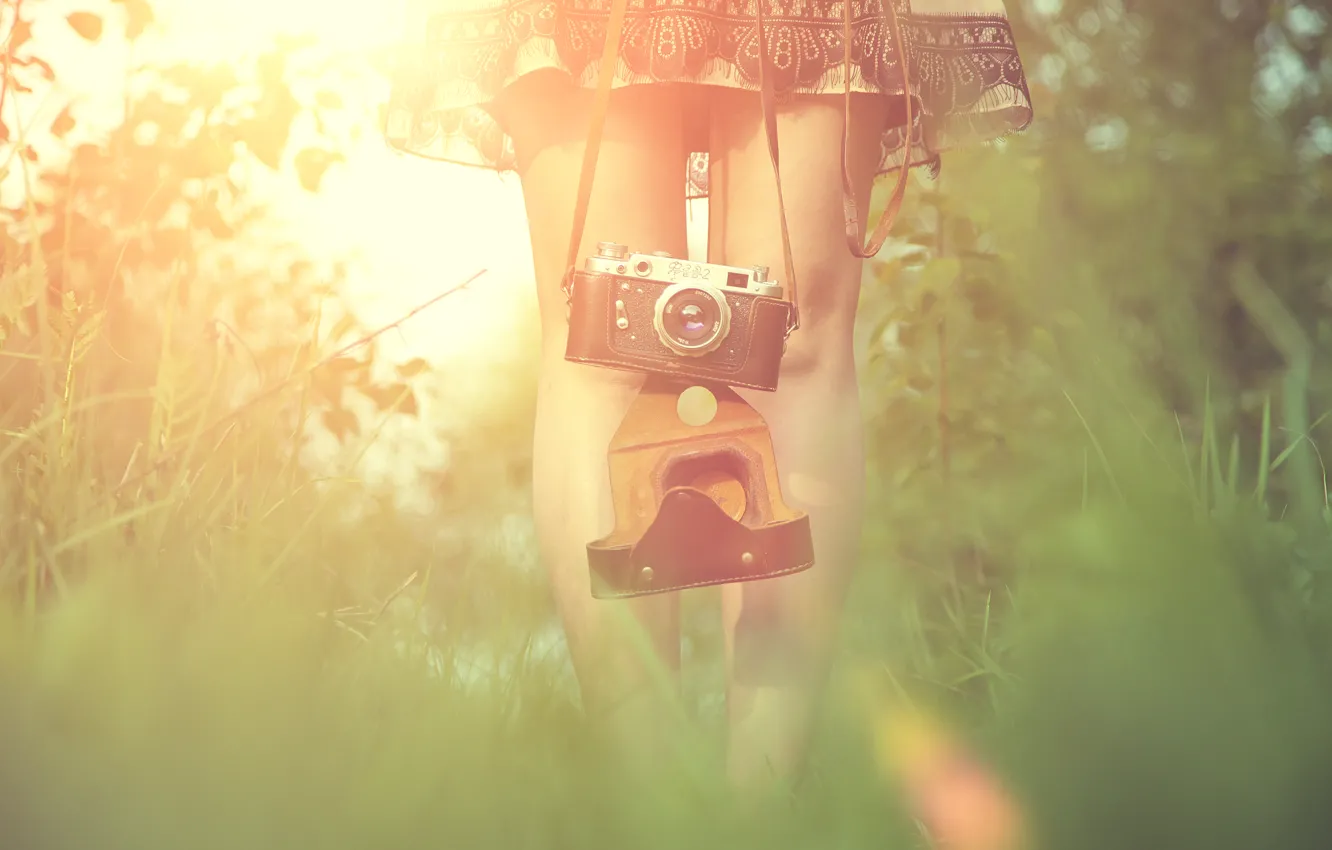 Фото обои трава, девушка, солнце, ноги, платье, фотоаппарат, блик, фотик
