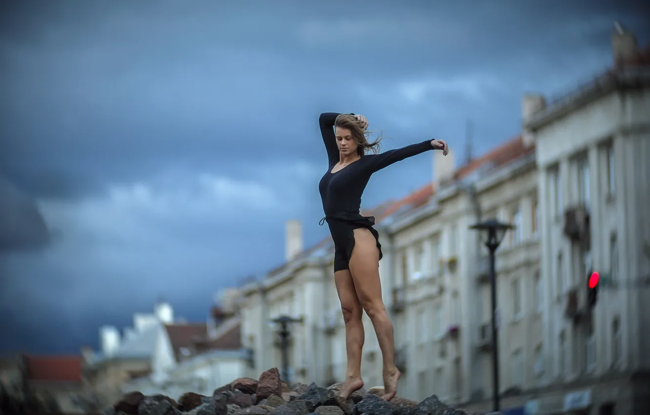 Фото обои девушка, город, поза