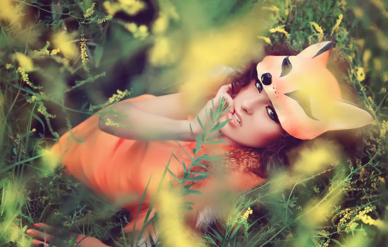 Фото обои трава, взгляд, девушка, природа, макияж, платье, маска, лиса