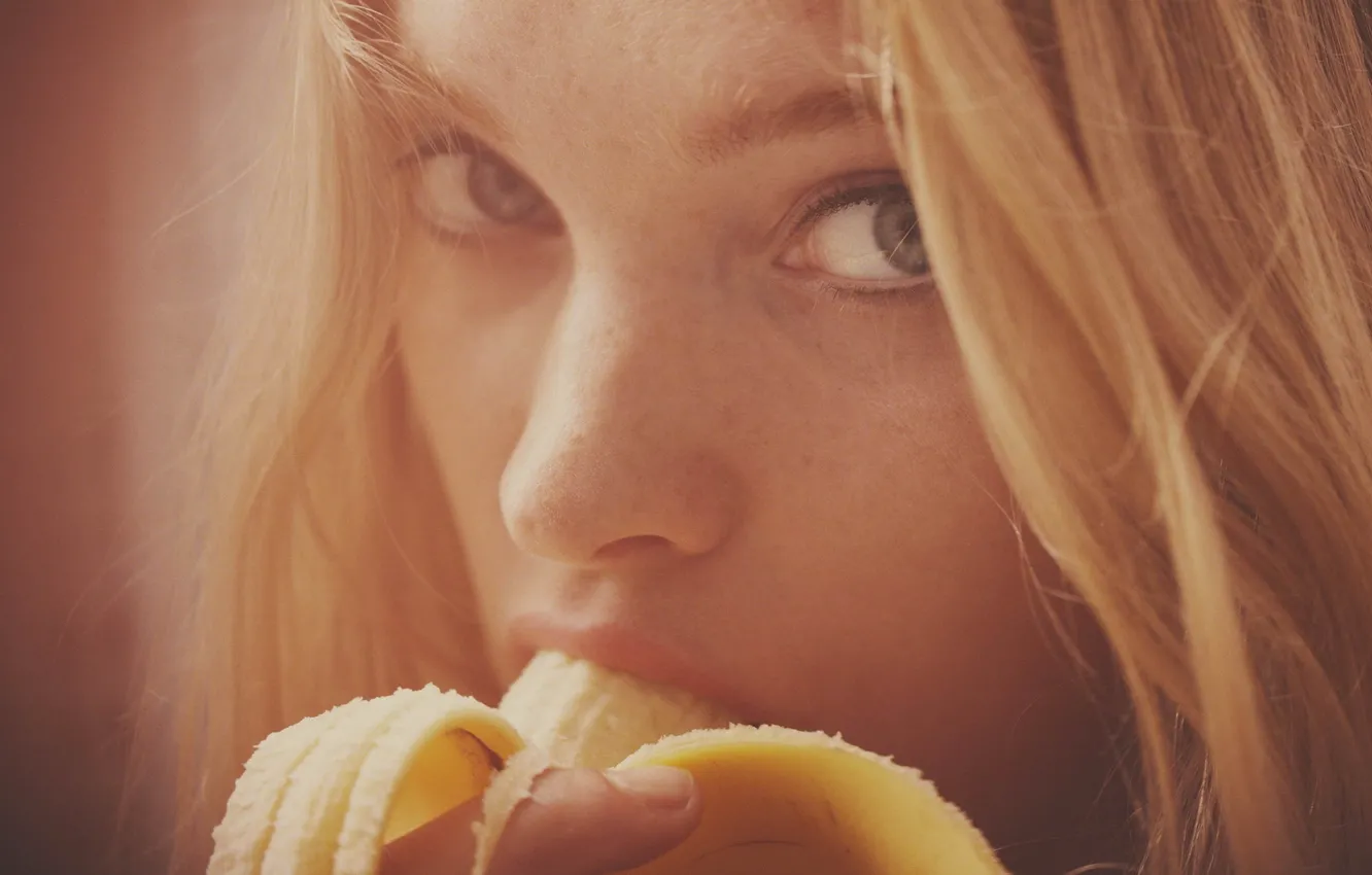 Фото обои глаза, модель, блондинка, girl, банан, серые, model, banana