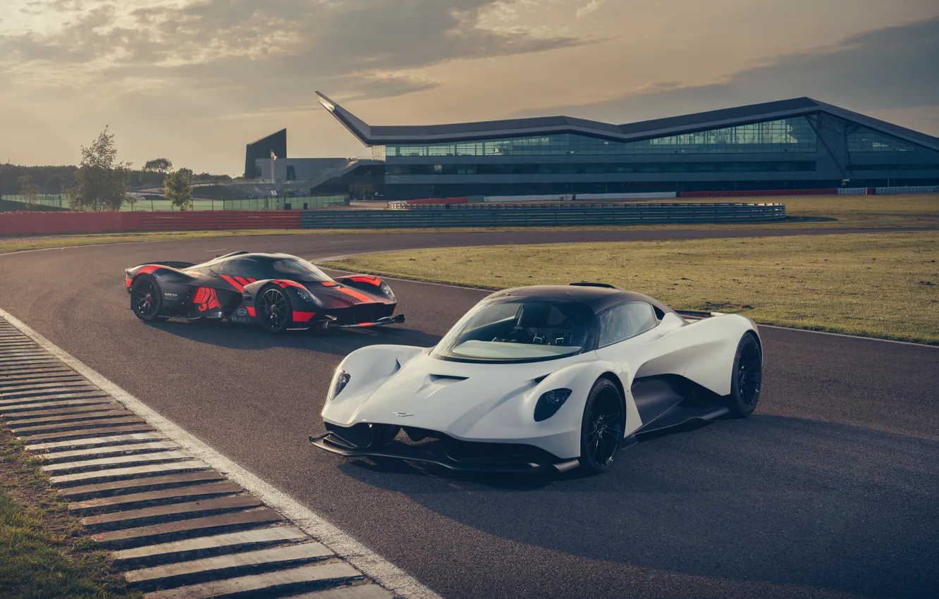 Фото обои машины, Aston Martin, фары, суперкар, трек, гиперкар, Valkyrie, Red Bull Racing