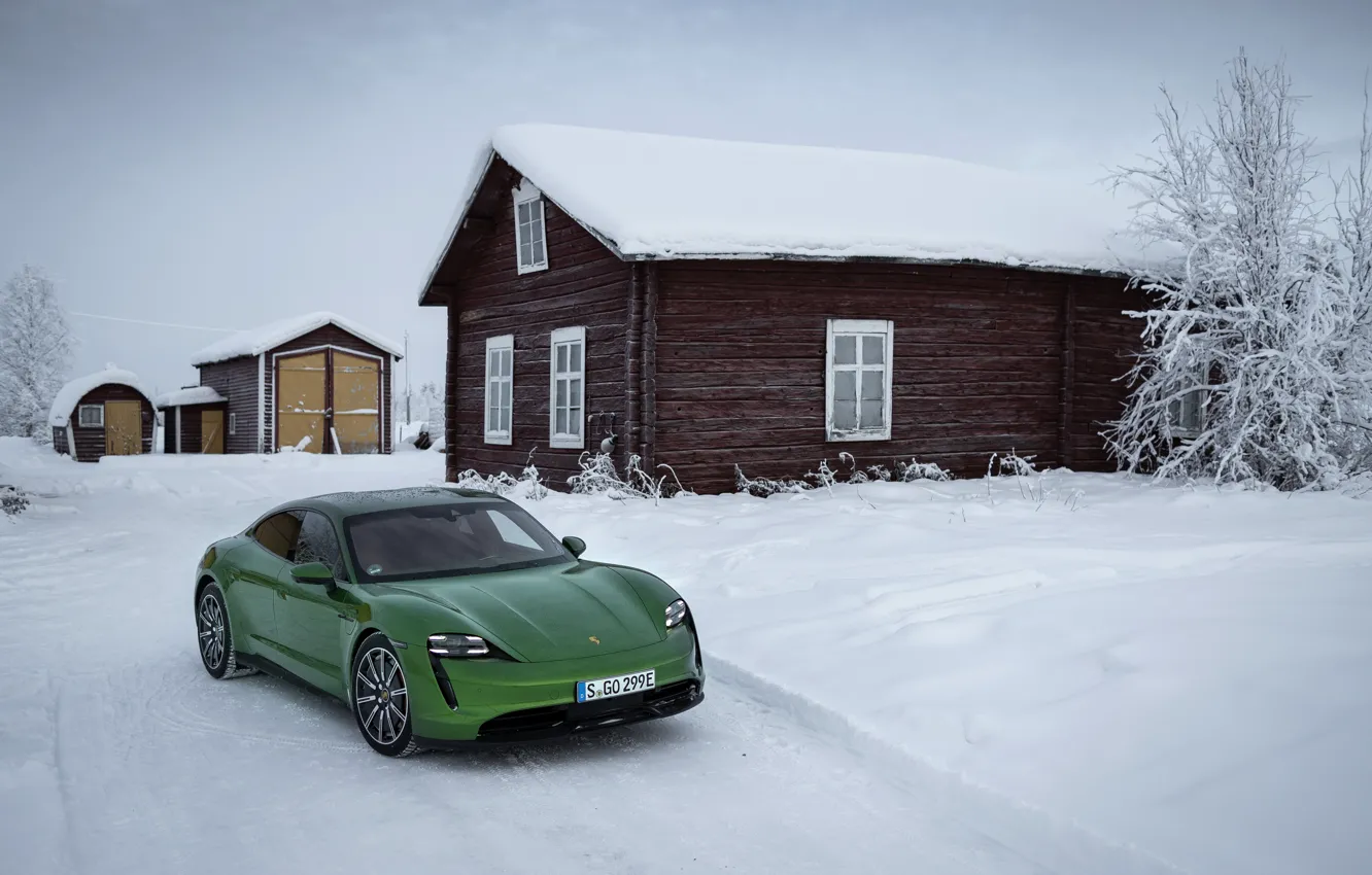 Фото обои снег, Porsche, зелёный, 2020, у дома, Taycan, Taycan 4S