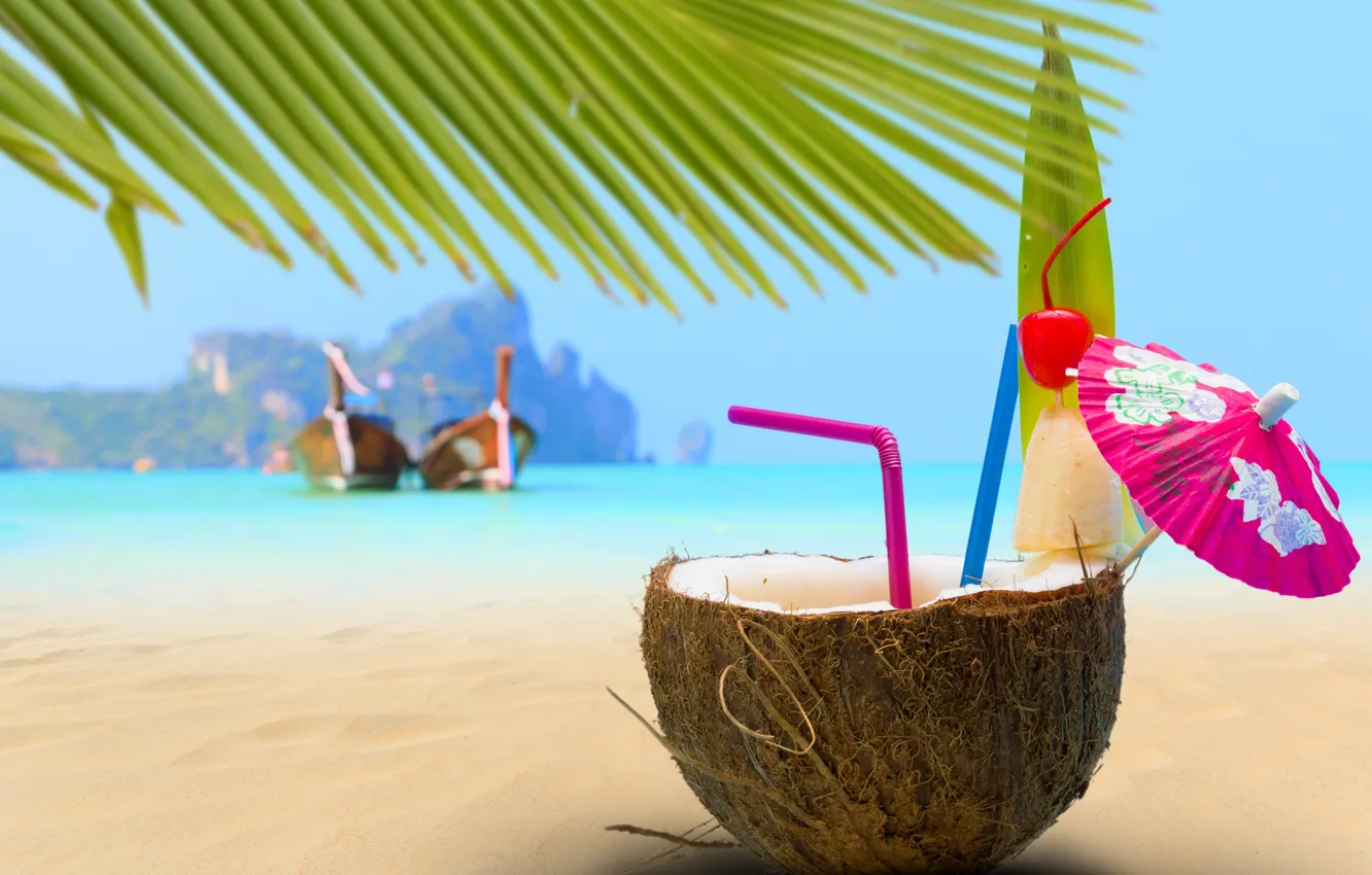 Фото обои море, пляж, пальмы, зонтик, лодки, коктейль, трубочки, тропик