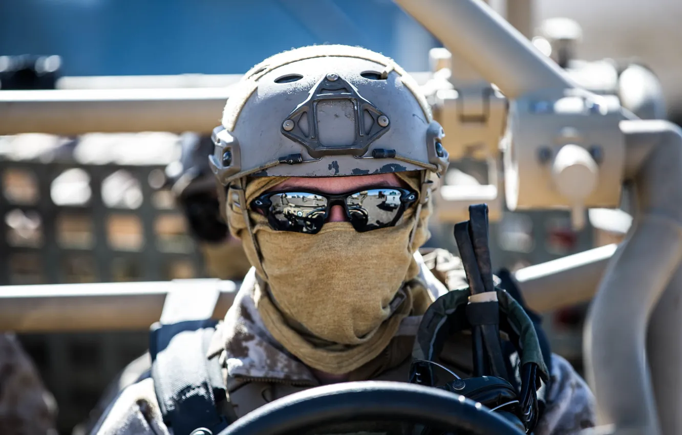 Фото обои армия, руль, очки, солдат, шлем, повязка