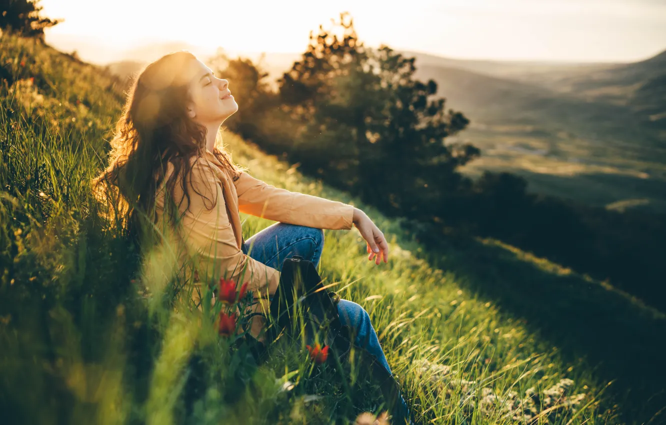 Фото обои Девушка, Трава, Весна, Улыбка, Луг, Spring, Adventure, Meadow