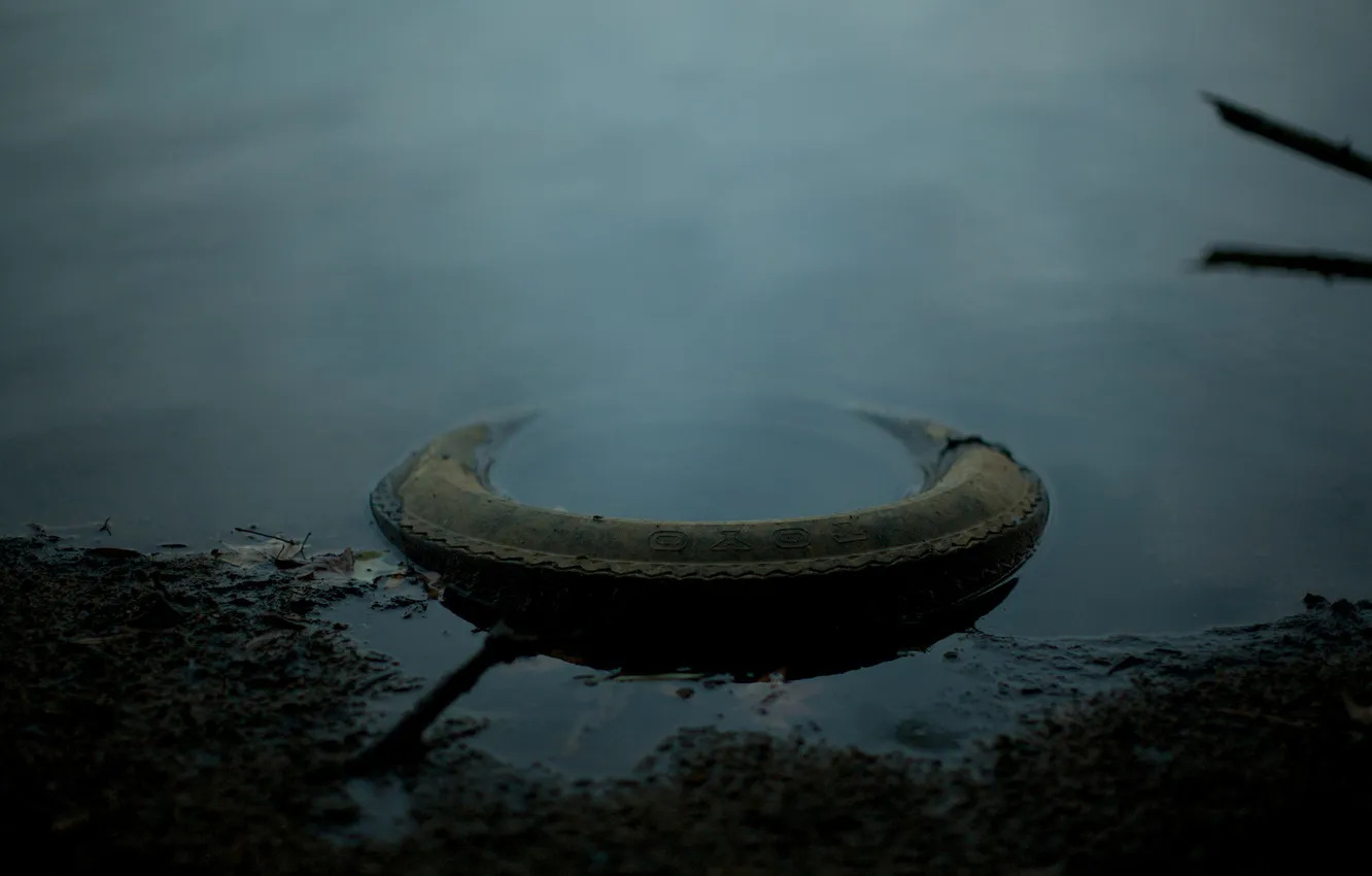 Фото обои вода, макро, ночь, фото, берег, колесо, покрышки, колёса