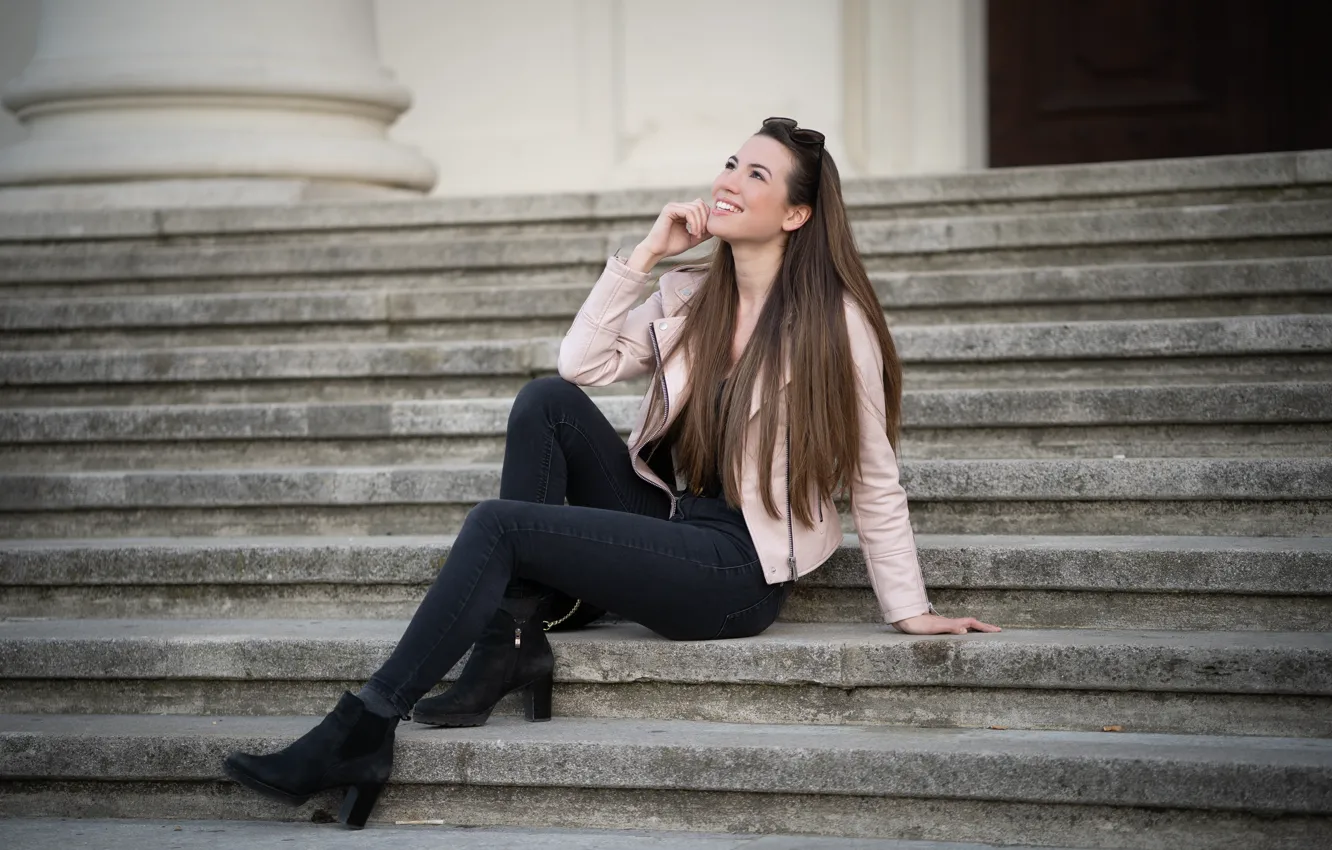 Фото обои девушка, улыбка, ступеньки, сидит, Julia