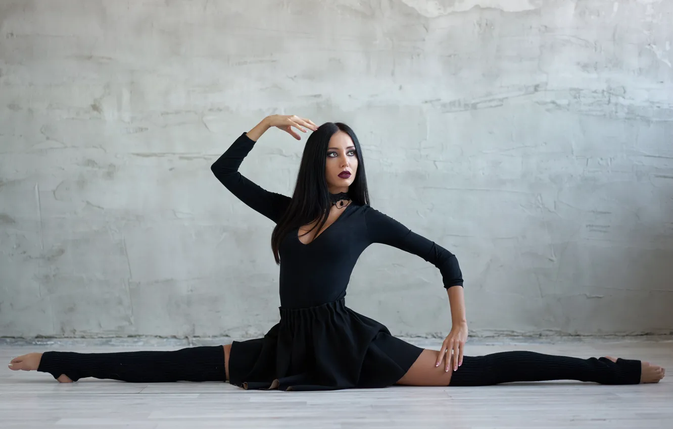 Фото обои лицо, поза, гибкость, брюнетка, красотка, Veronika, растяжка