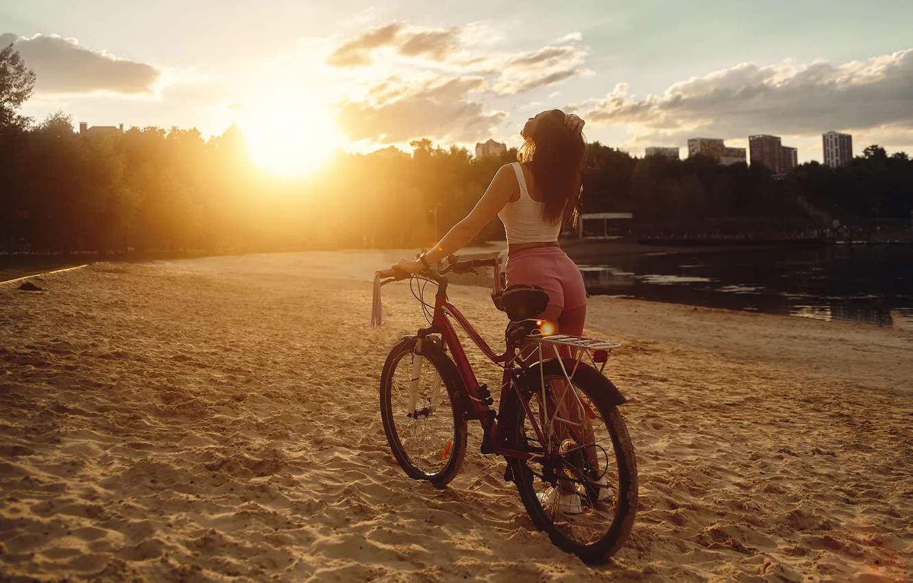 Фото обои песок, девушка, закат, велосипед, шорты, майка, Александр Скрипников