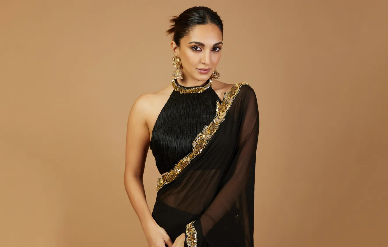 Фото обои Beige, Kiara Advani, Saree, Indian actress, Brown background