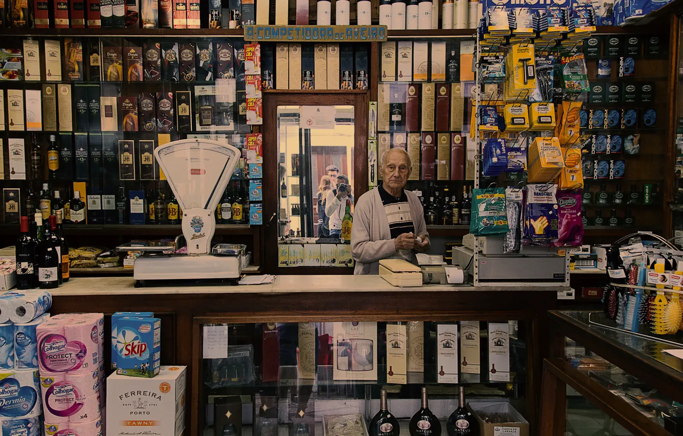 Фото обои shop, urban scene, older man