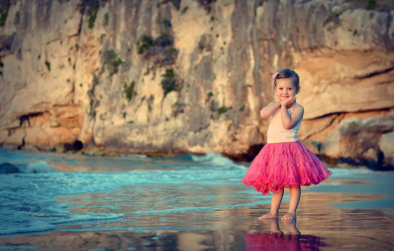 Фото обои песок, пляж, вода, улыбка, розовая, берег, юбка, девочка