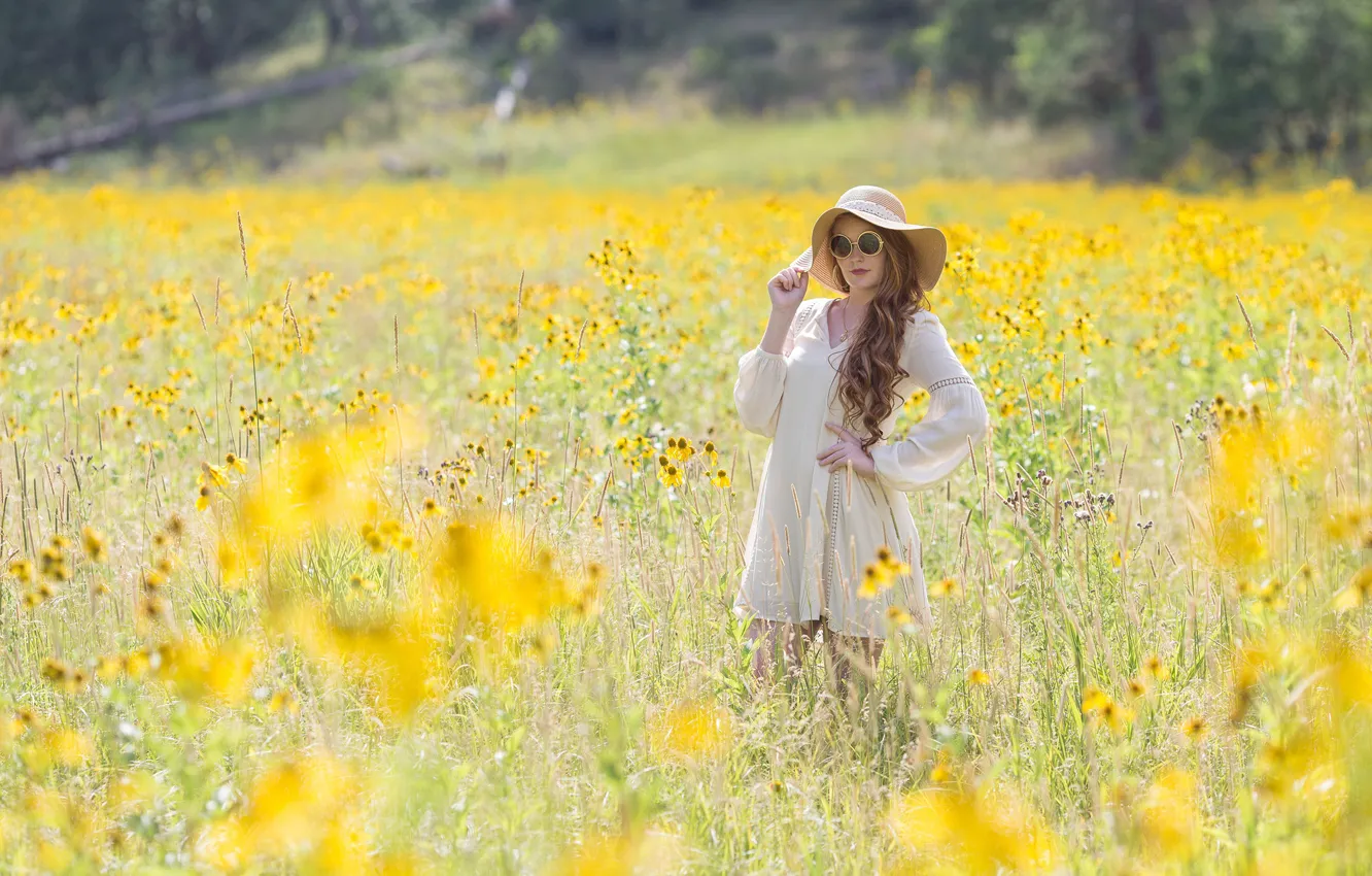 Фото обои поле, лето, девушка, цветы, природа, поза, шляпа, очки
