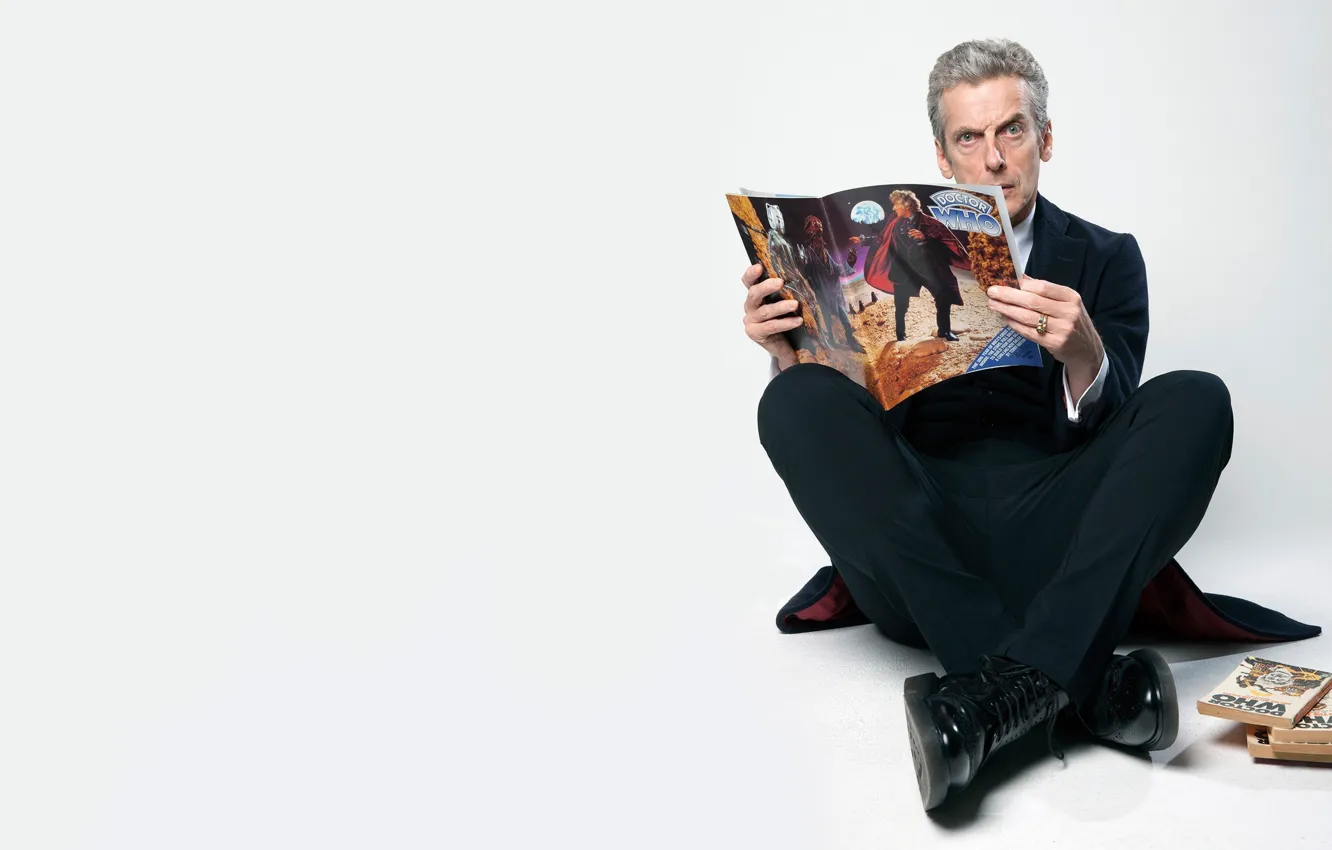 Фото обои взгляд, фон, ботинки, актер, мужчина, журнал, книжки, Doctor Who