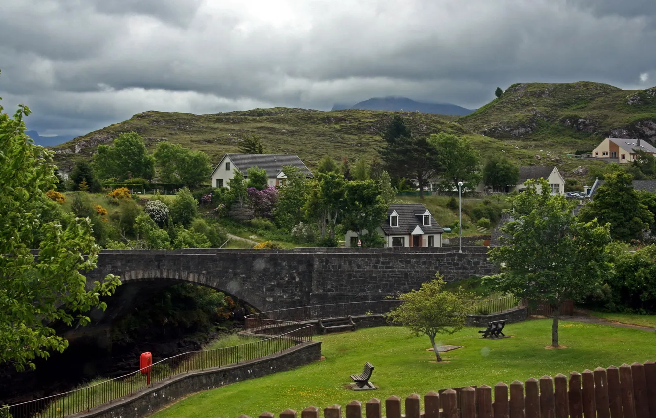 Фото обои мост, город, фото, газон, забор, Шотландия, Poolewe
