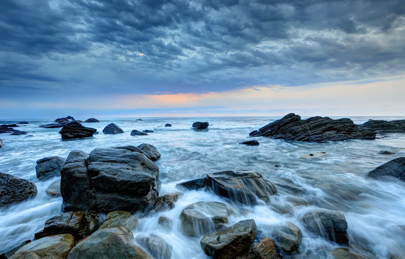 Фото обои море, волны, закат, тучи, камни