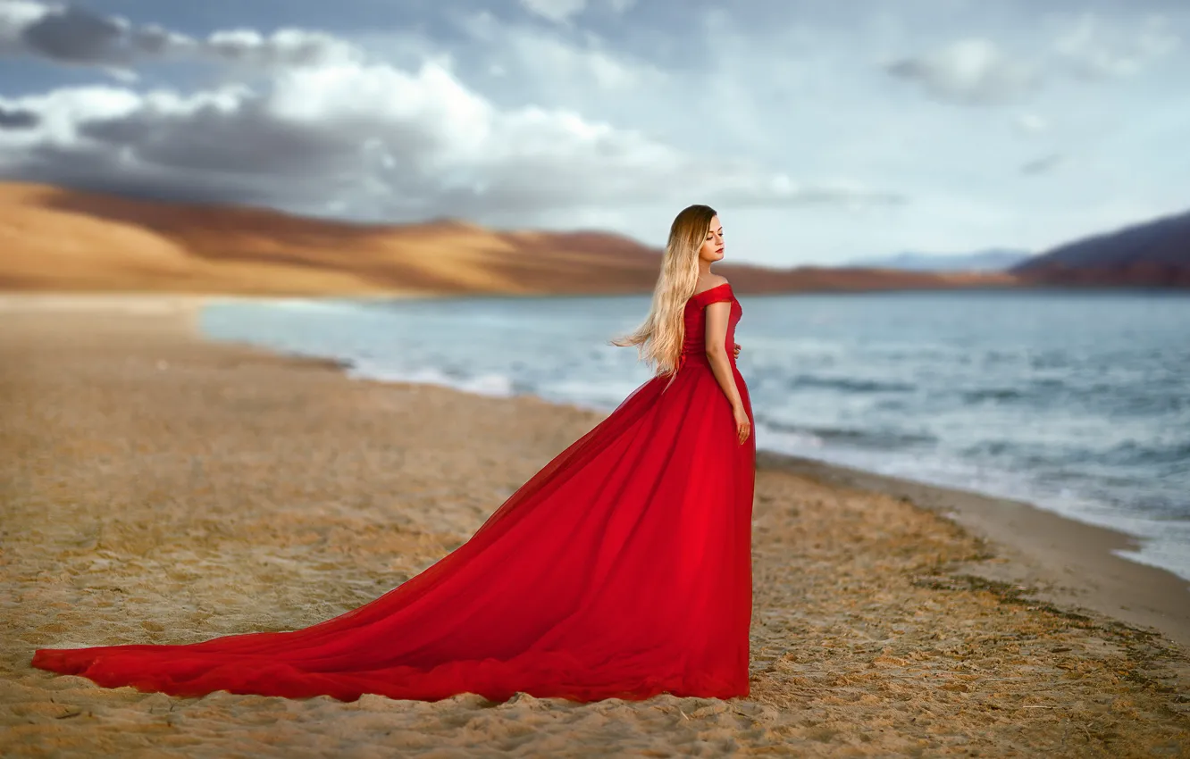 Фото обои небо, девушка, поза, озеро, красное, берег, платье, боке