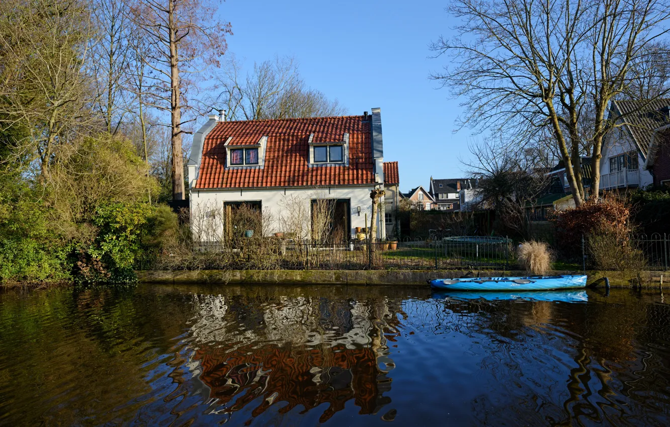 Фото обои небо, солнце, деревья, лодка, забор, дома, речка, Нидерланды