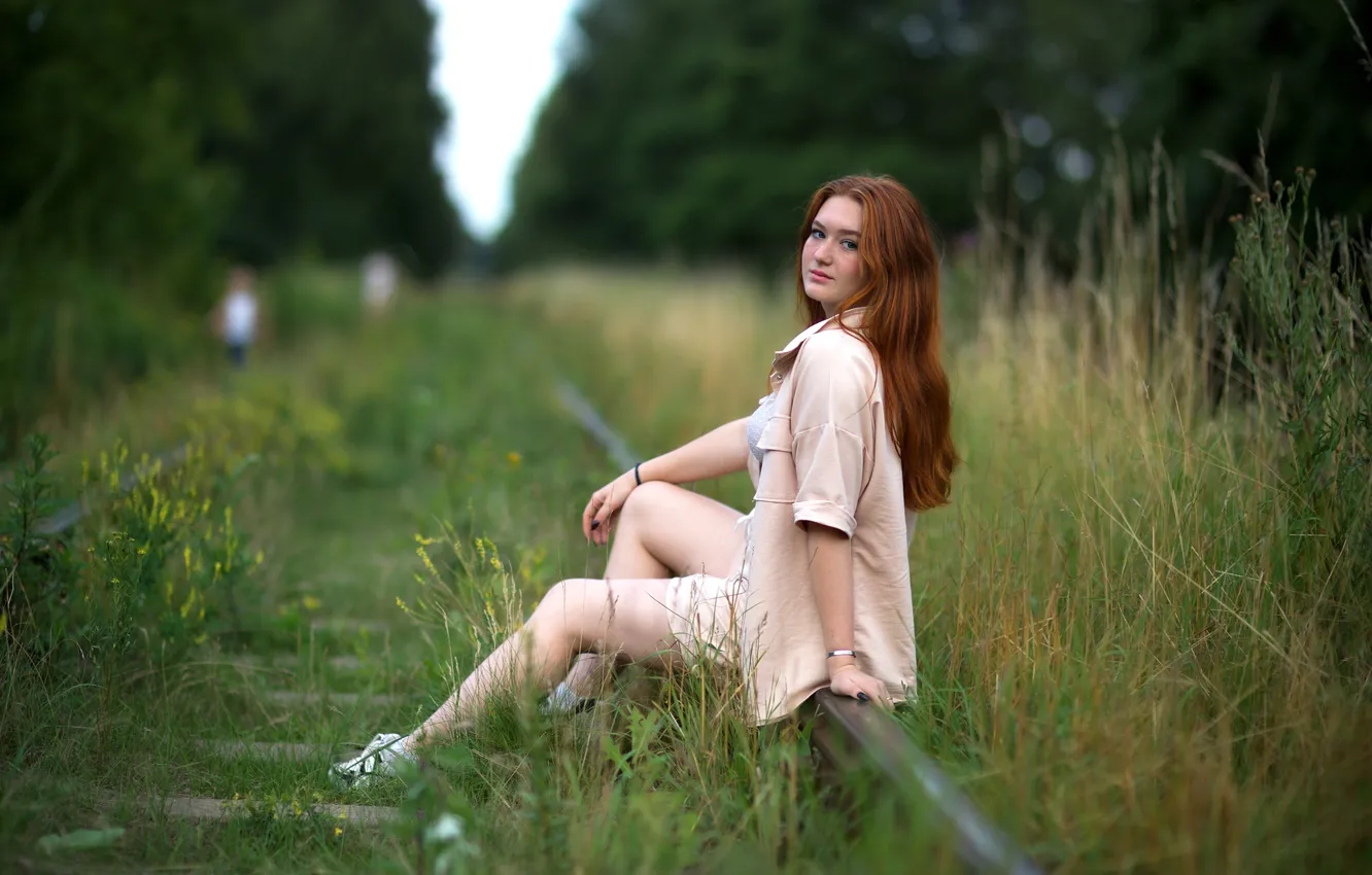 Фото обои девушка, рельсы, сидит, боке, Варвара