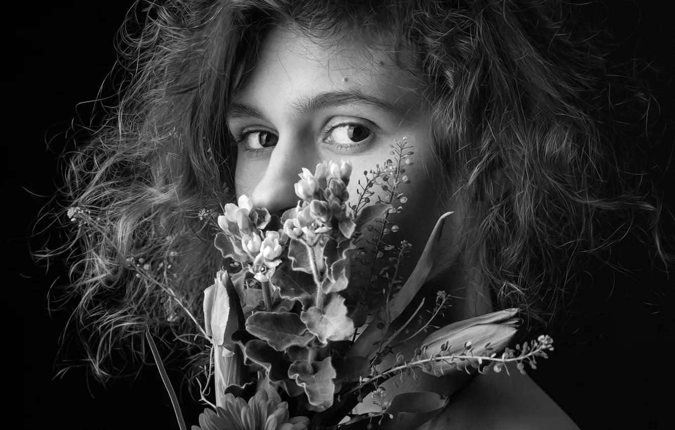 Фото обои девушка, цветы, портрет, Михаил Шестаков, момнохром, магия чёрно белого фото