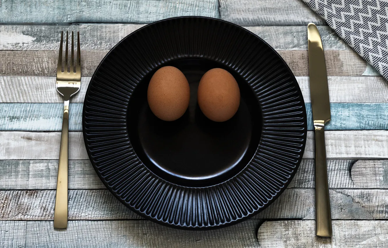 Фото обои улыбка, стол, доски, яйца, тарелка, нож, черная, вилка