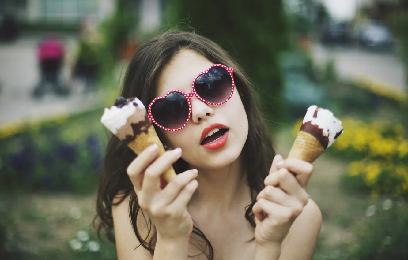 Фото обои девушка, брюнетка, очки, мороженое
