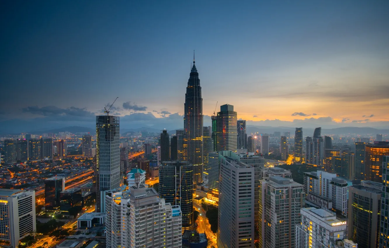 Фото обои небо, город, кран, небоскрёбы, Малайзия, Куала-Лумпур