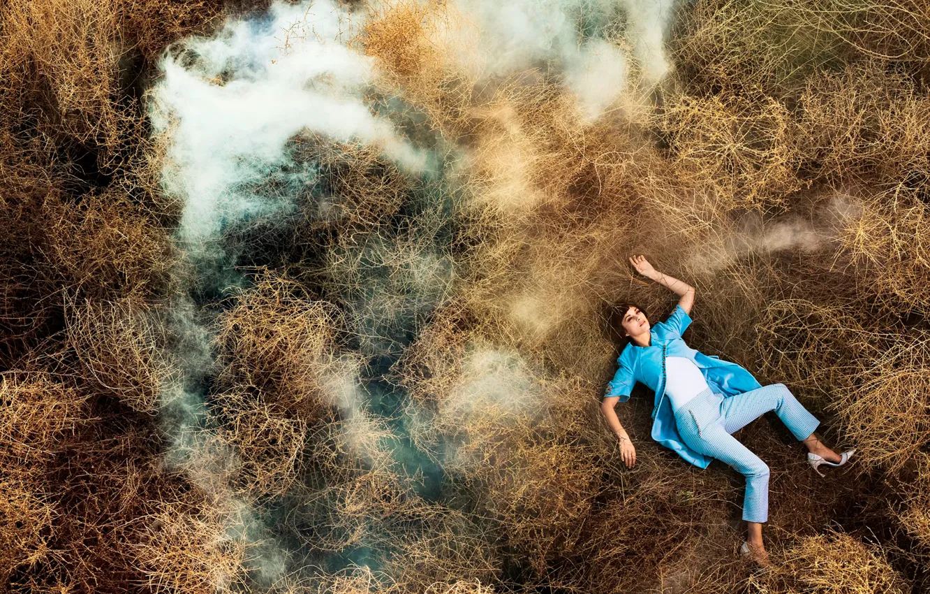 Фото обои трава, дым, Marion Cotillard, Madame Figaro