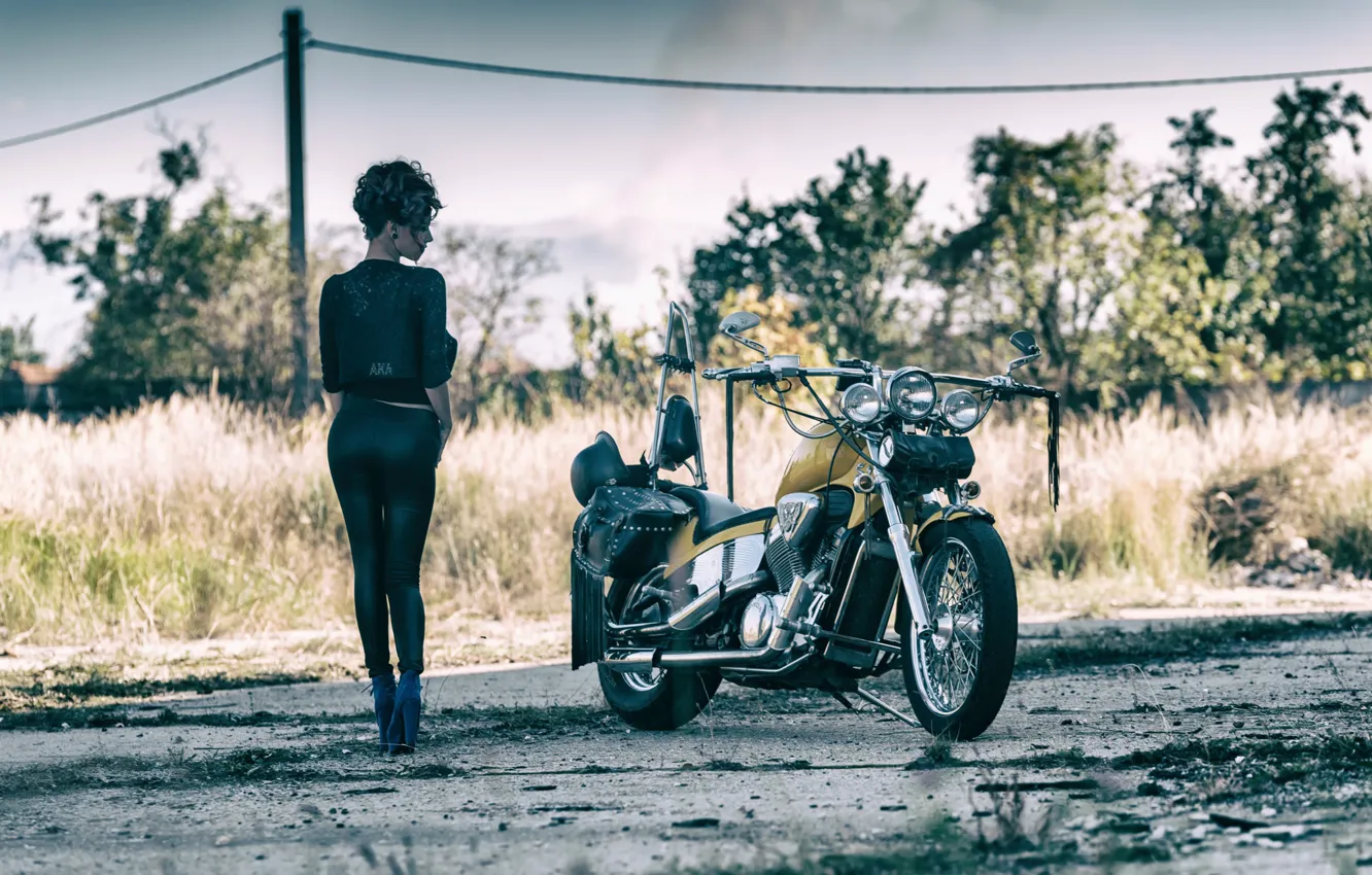 Фото обои девушка, вид, ножки, motorcycle