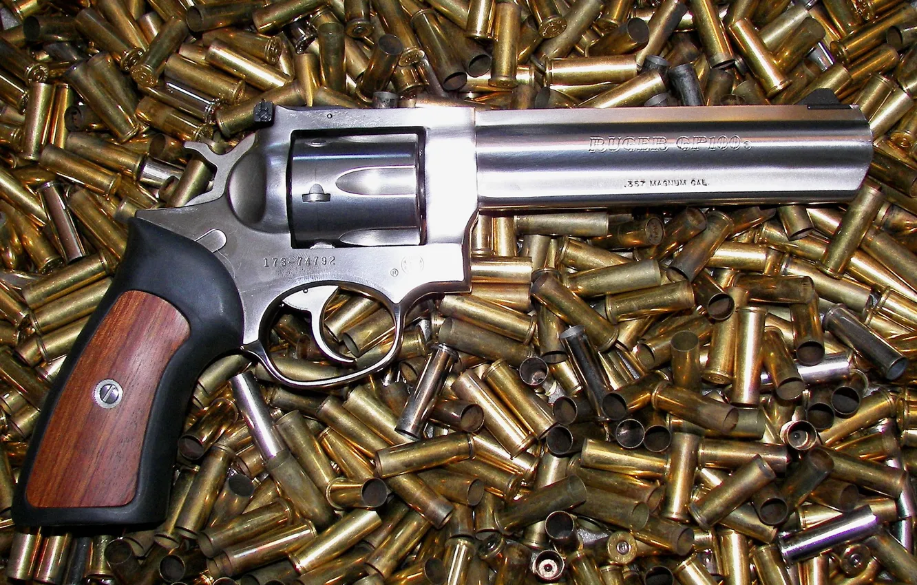 Фото обои пистолет, оружие, гильзы, револвер