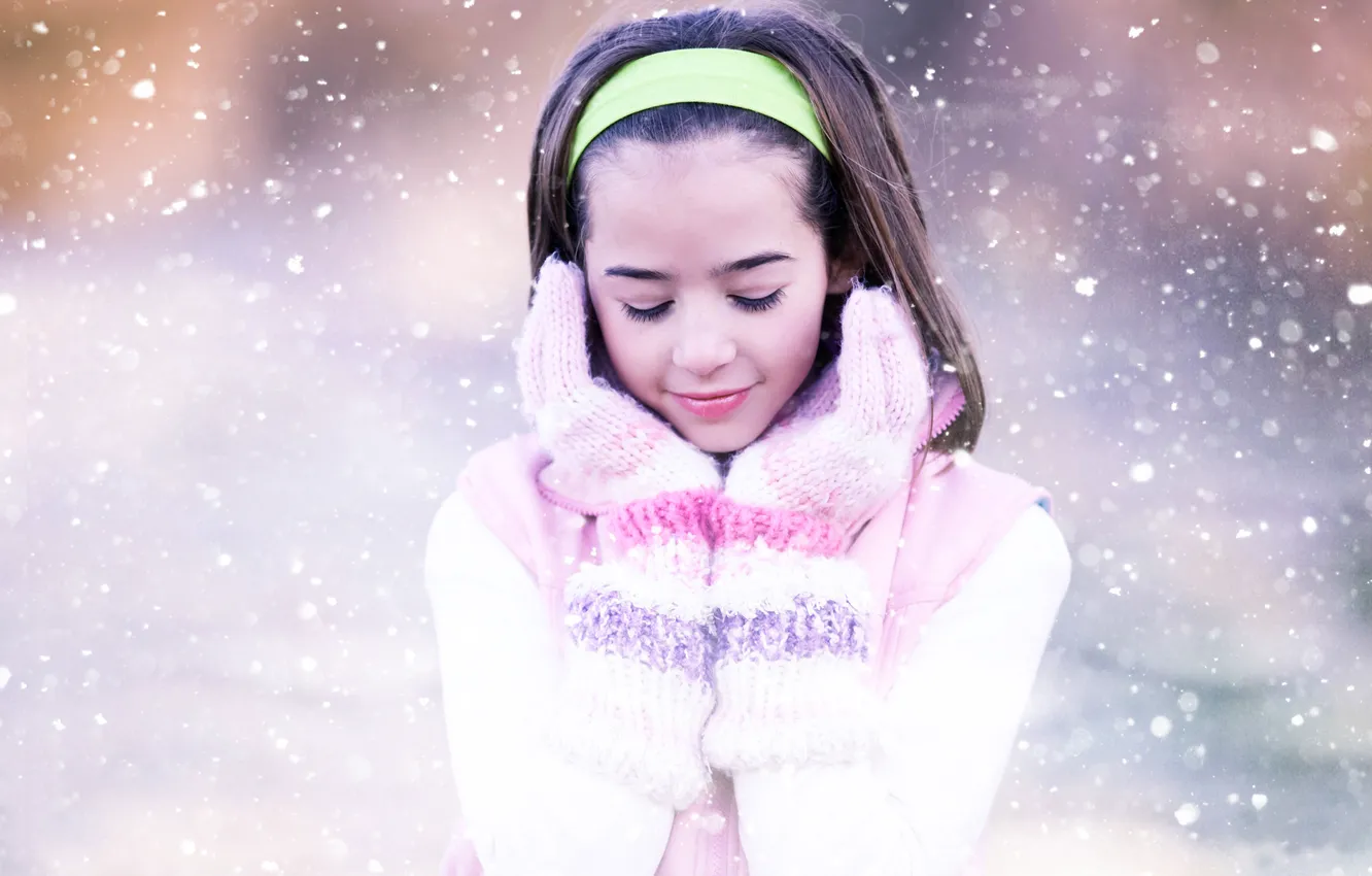 Фото обои снежинки, улыбка, полосы, милая, нежность, девочка, рукавички