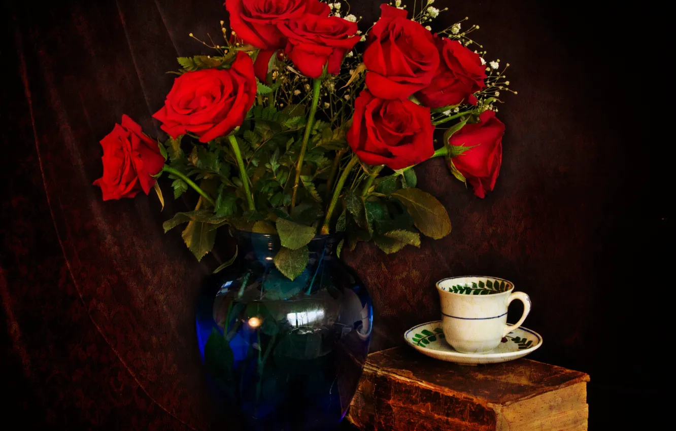 Фото обои розы, чашка, красные, книга, ваза, натюрморт, блюдце