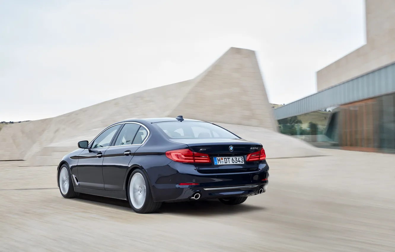 Фото обои BMW, сзади, архитектура, седан, вид сбоку, xDrive, 530d, Luxury Line