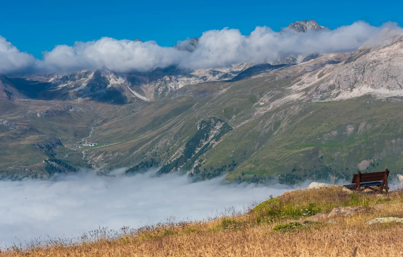 Фото обои трава, облака, горы, скамейка, туман, синева, скалы, склоны