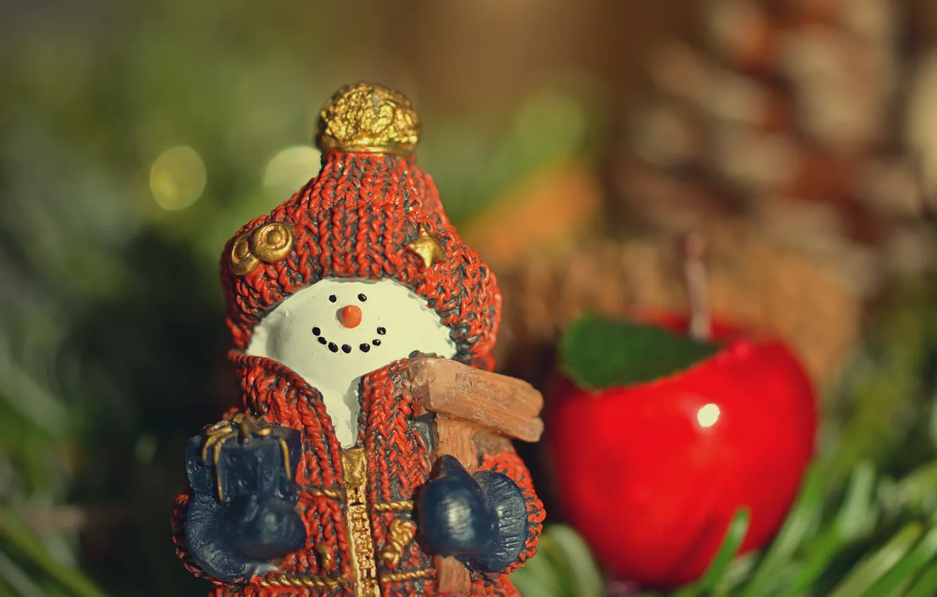 Фото обои зима, праздник, игрушка, Рождество, Новый год, снеговик, фигурка, боке