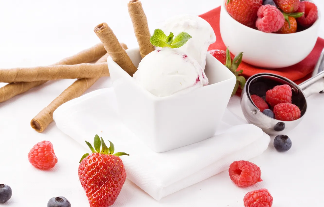 Фото обои шарики, ягоды, малина, черника, клубника, мороженое, десерт, трубочки