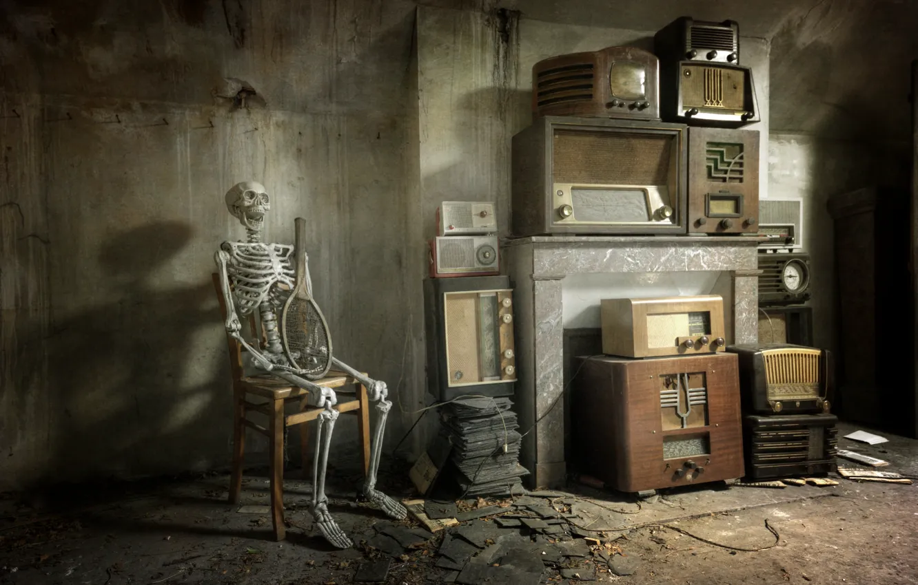 Фото обои комната, стул, скелет, радиоприёмники