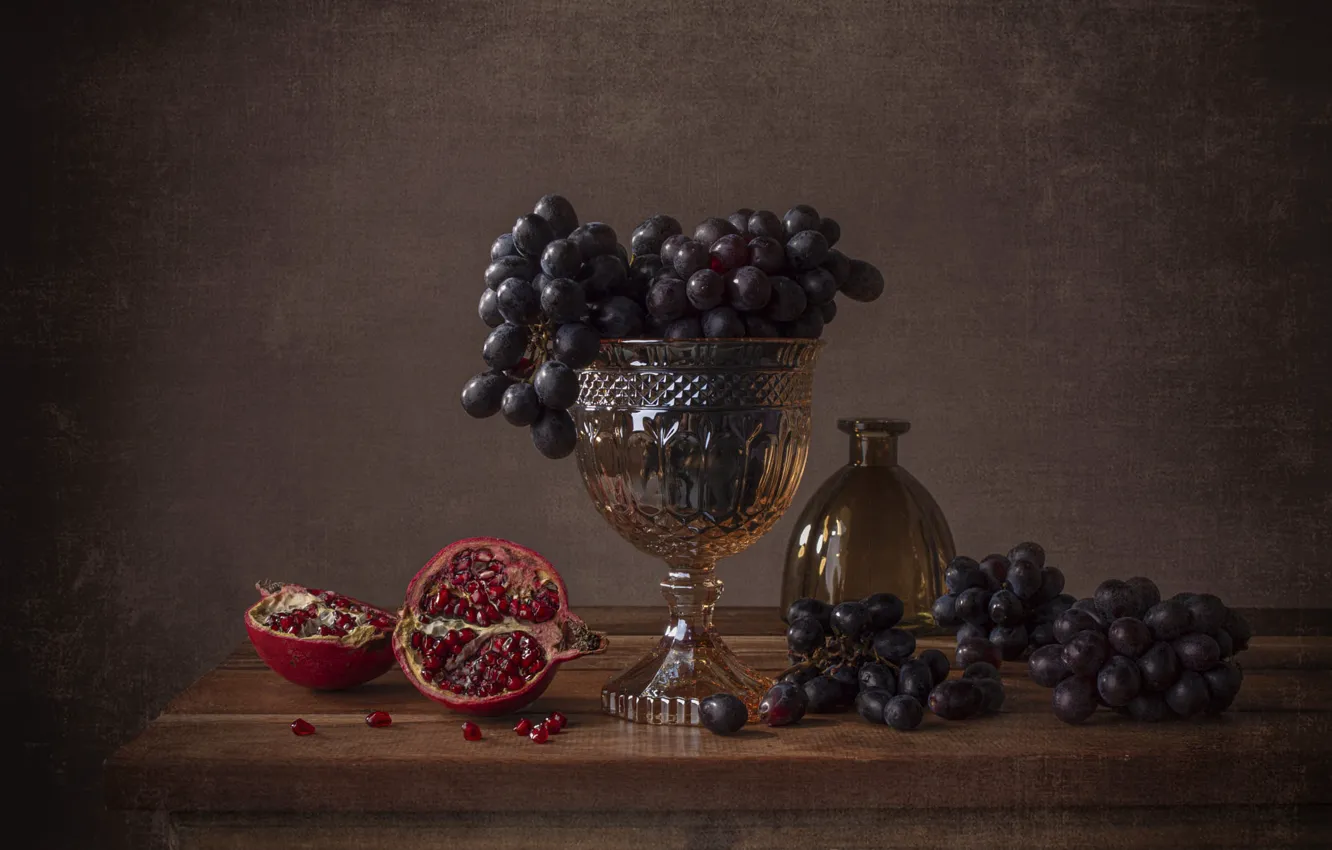 Фото обои стекло, темный фон, стол, виноград, фрукты, натюрморт, предметы, гранат