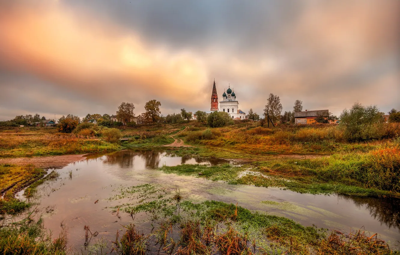 Фото обои осень, трава, башня, лужа, церковь, храм, монастырь, небо тучи