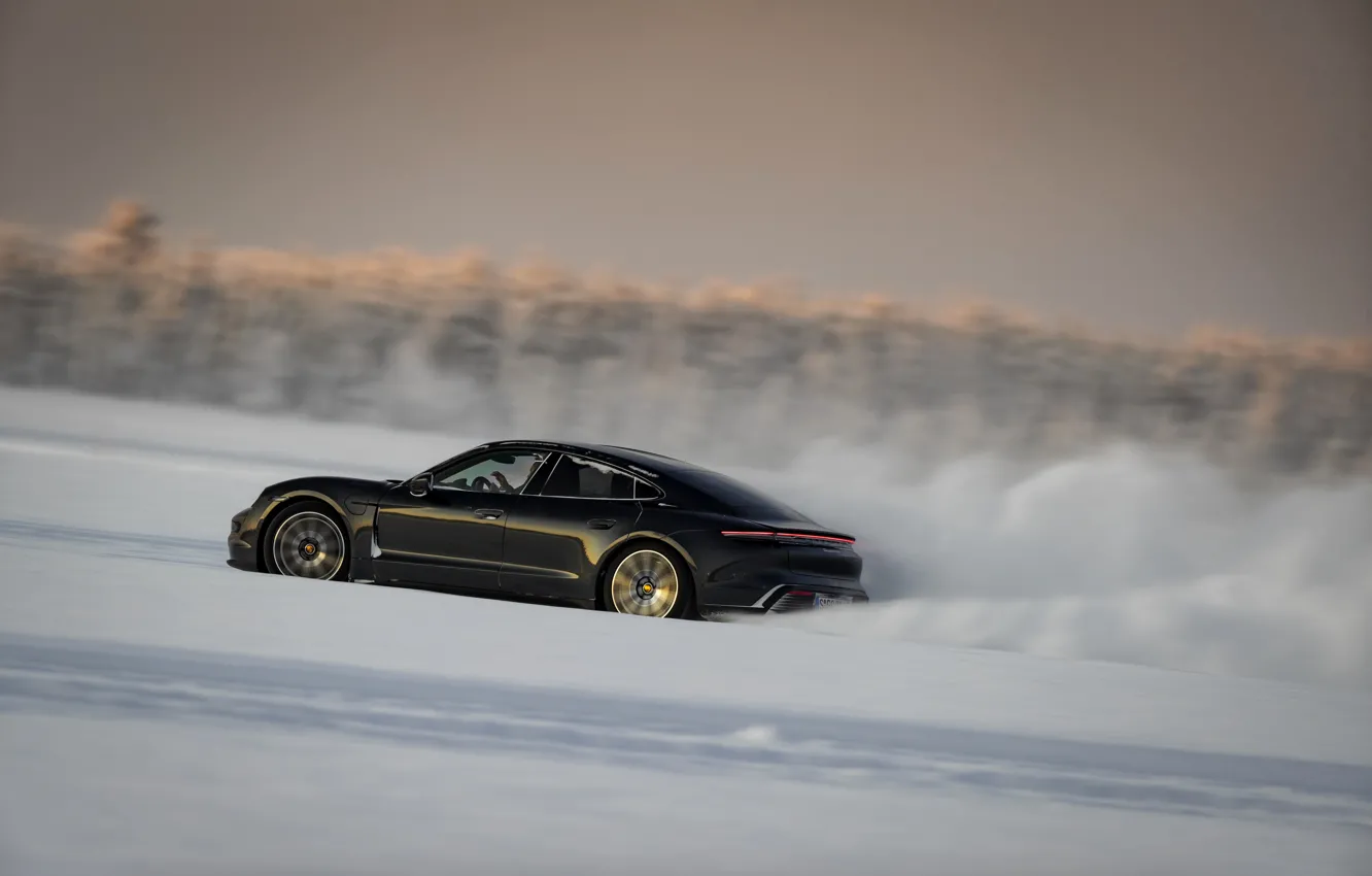 Фото обои снег, чёрный, равнина, Porsche, трек, 2020, Taycan, Taycan 4S