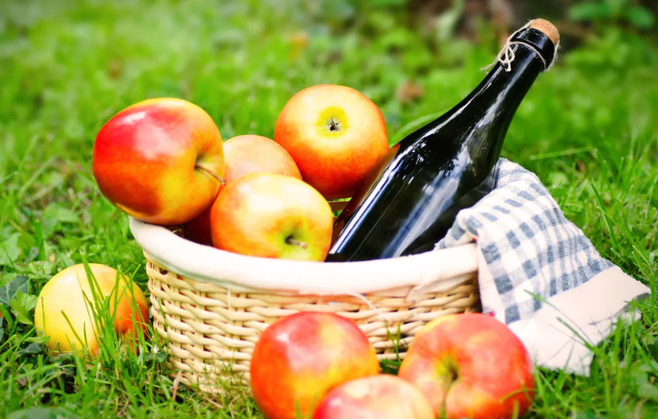 Фото обои трава, вино, корзина, яблоки, пикник, салфетка
