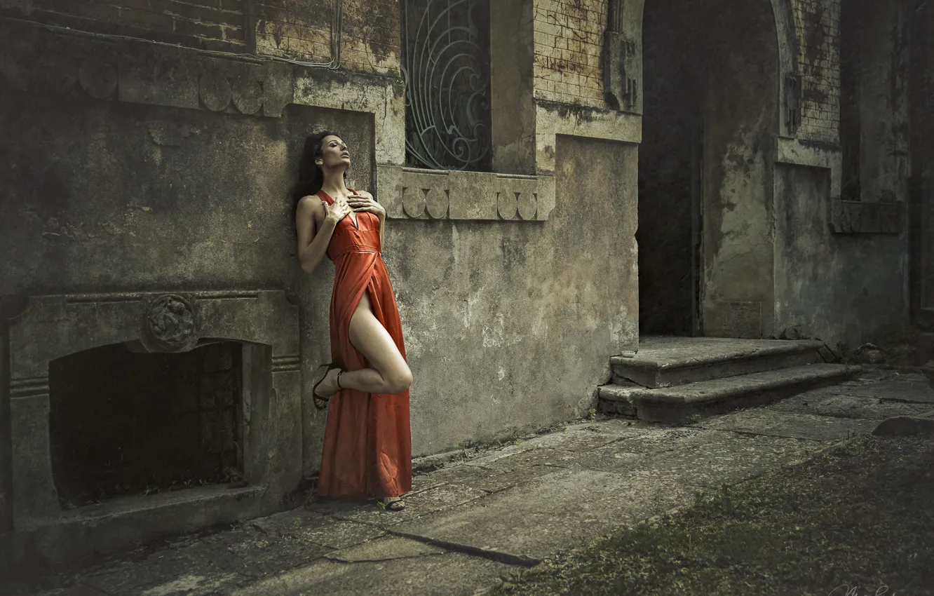 Фото обои девушка, красный, лицо, город, улица, модель, платье